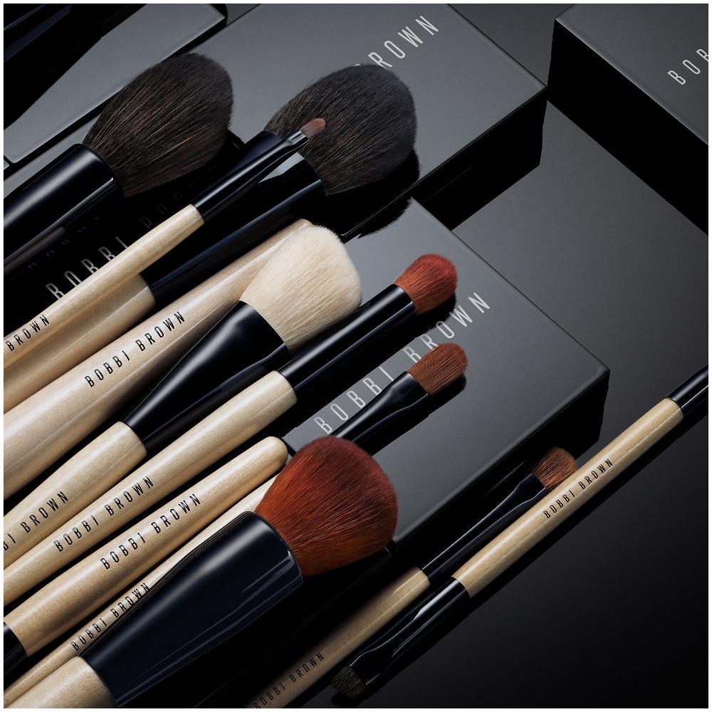 lookfantastic Bobbi Brown Full Coverage Face Brush Versandkostenfrei