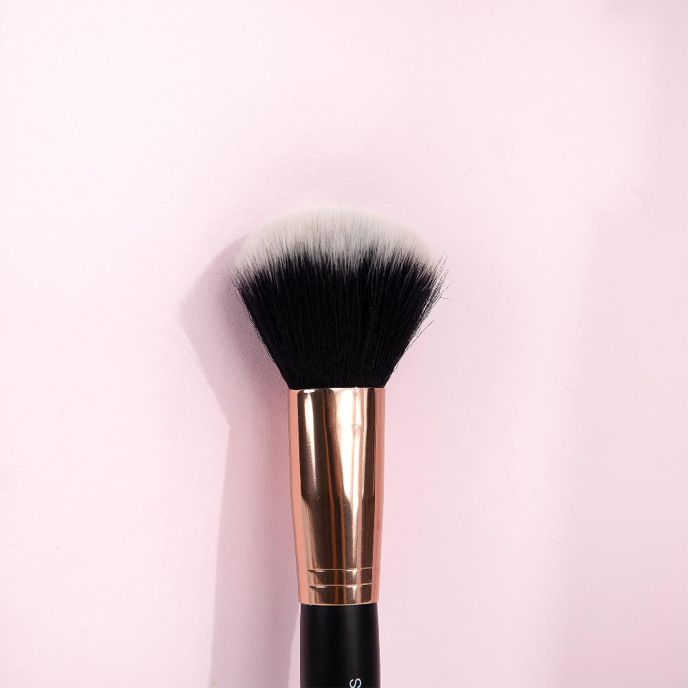 lookfantastic brushworks Rougepinsel Begrenzt auf 3 Tage