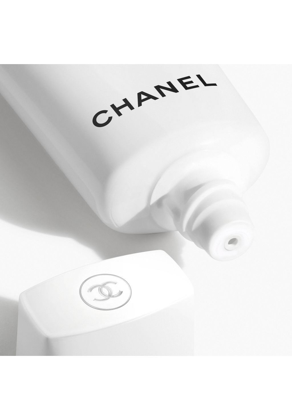 CHANEL UV ESSENTIEL UV ESSENTIEL COMPLETE PROTECTION SPF 50 Speichern exportieren
